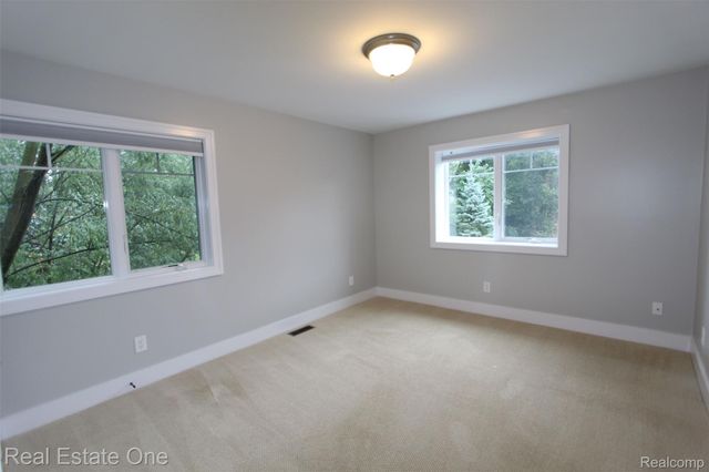 1090 Oakwood Drive, Bloomfield Hills, MI 48304