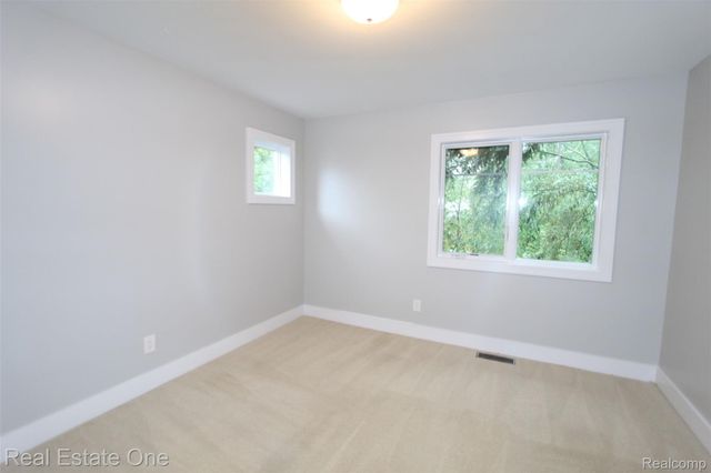 1090 Oakwood Drive, Bloomfield Hills, MI 48304