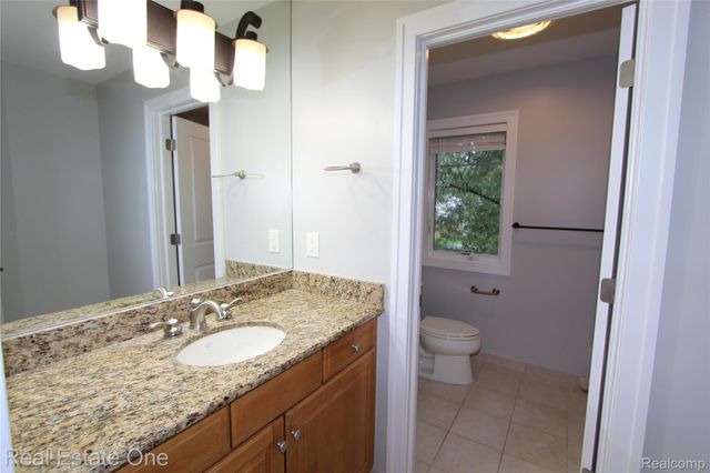 1090 Oakwood Drive, Bloomfield Hills, MI 48304
