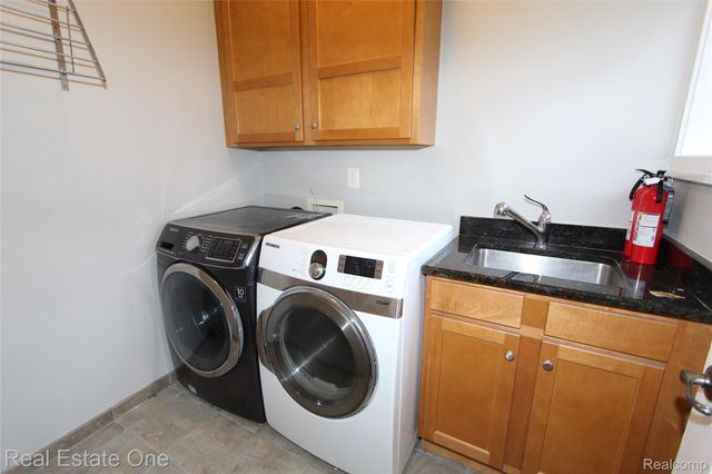 1090 Oakwood Drive, Bloomfield Hills, MI 48304