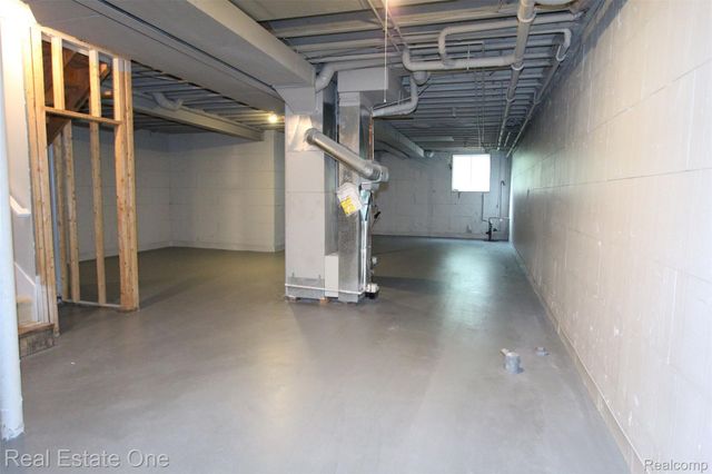 1090 Oakwood Drive, Bloomfield Hills, MI 48304