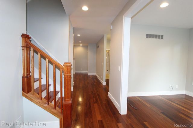 1090 Oakwood Drive, Bloomfield Hills, MI 48304