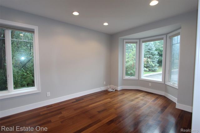 1090 Oakwood Drive, Bloomfield Hills, MI 48304