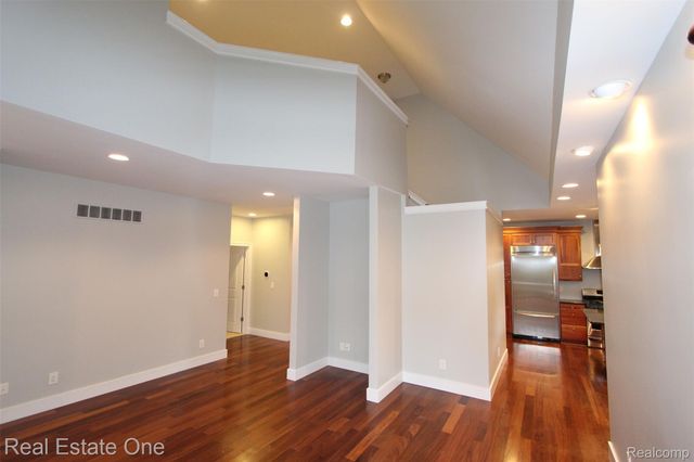 1090 Oakwood Drive, Bloomfield Hills, MI 48304