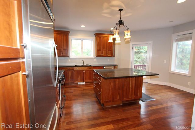 1090 Oakwood Drive, Bloomfield Hills, MI 48304