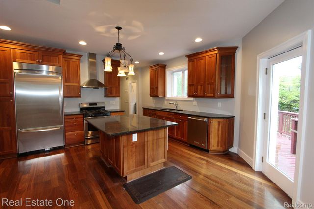 1090 Oakwood Drive, Bloomfield Hills, MI 48304