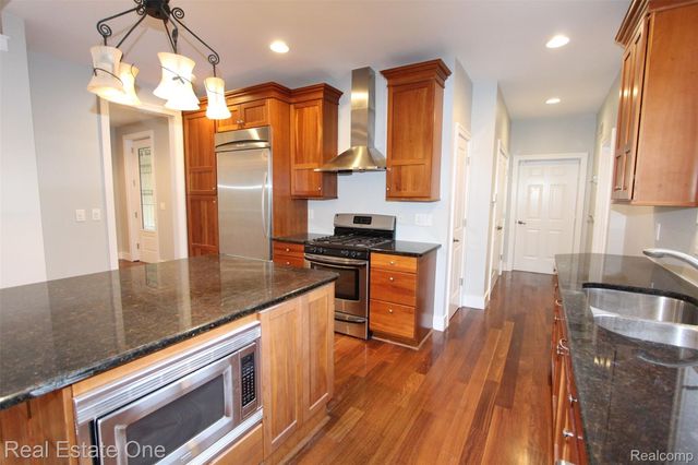 1090 Oakwood Drive, Bloomfield Hills, MI 48304