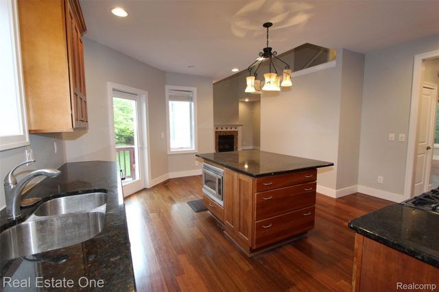 1090 Oakwood Drive, Bloomfield Hills, MI 48304