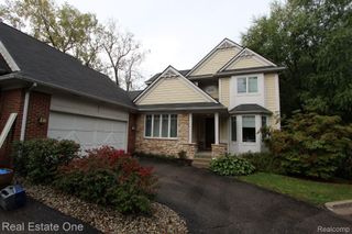 1090 Oakwood Drive, Bloomfield Hills, MI 48304