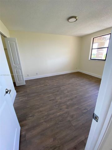 8120 Geneva Ct 554, Doral, FL 33166