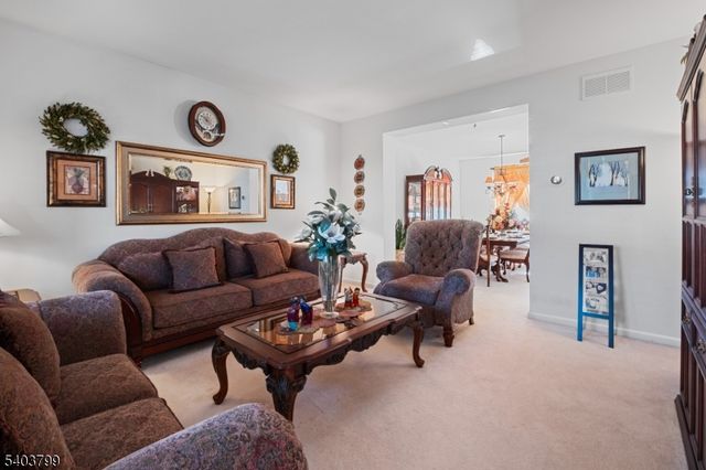 3 Summerfield Dr, Franklin Twp., NJ 08540