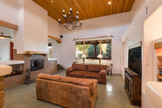 612 Rio Ruidoso Road NE, Rio Rancho, NM 87144