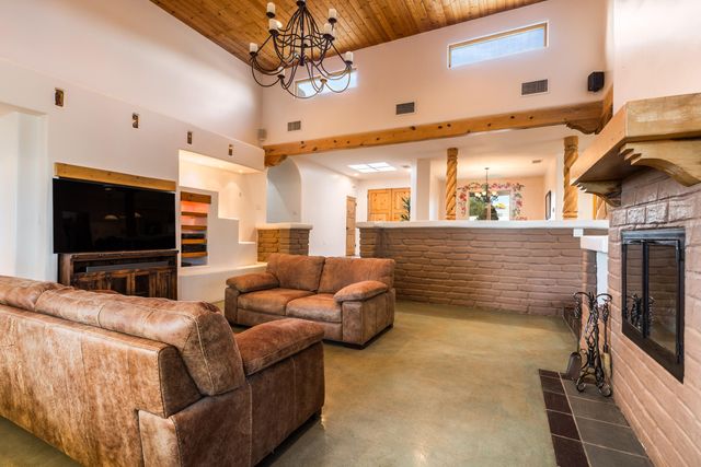 612 Rio Ruidoso Road NE, Rio Rancho, NM 87144