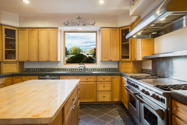 612 Rio Ruidoso Road NE, Rio Rancho, NM 87144