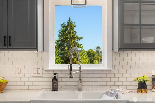 10025 Ashworth Avenue N, Seattle, WA 98133