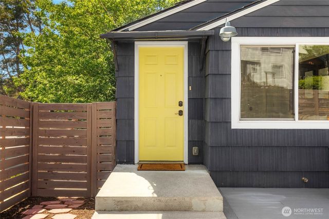 10025 Ashworth Avenue N, Seattle, WA 98133