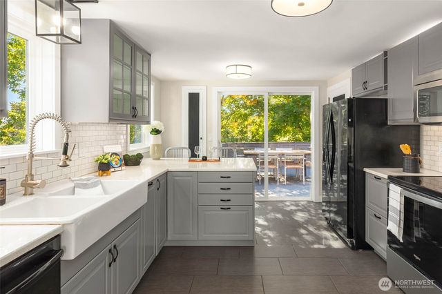 10025 Ashworth Avenue N, Seattle, WA 98133