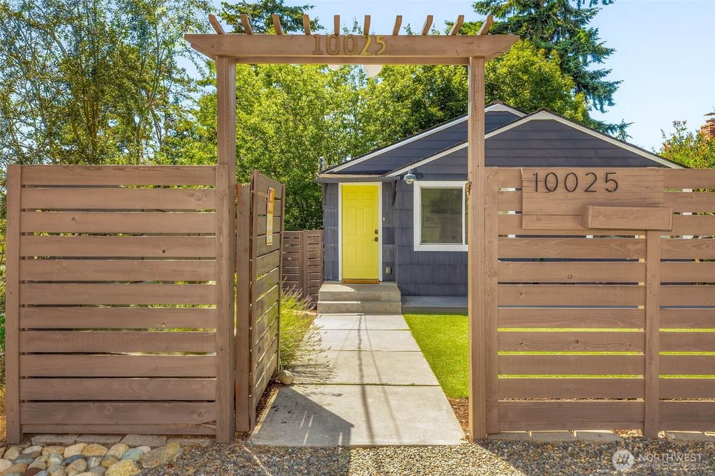 10025 Ashworth Avenue N, Seattle, WA 98133