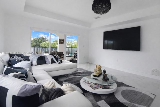 15045 SW 38th Ter, Miami, FL 33185