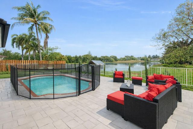 15045 SW 38th Ter, Miami, FL 33185