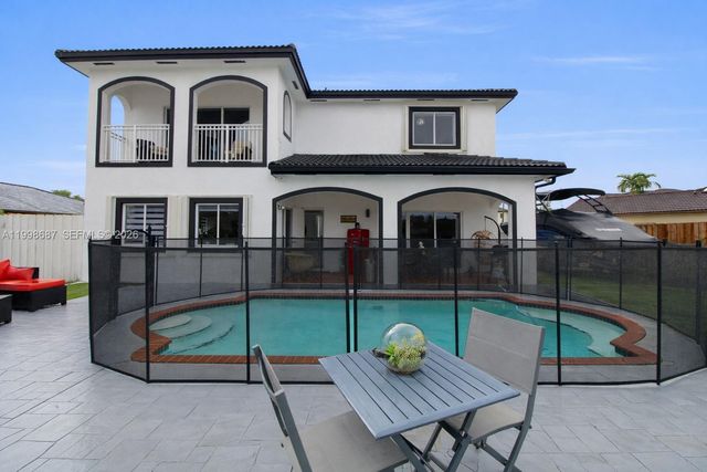 15045 SW 38th Ter, Miami, FL 33185