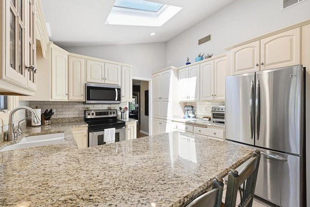 1565 Green Valley BOULEVARD, Brookfield, WI 53045