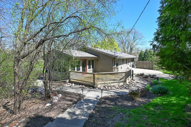 1565 Green Valley BOULEVARD, Brookfield, WI 53045