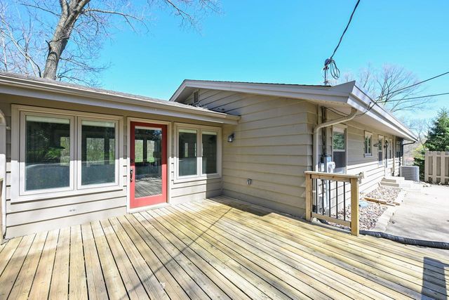 1565 Green Valley BOULEVARD, Brookfield, WI 53045
