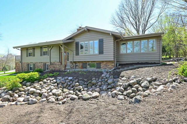 1565 Green Valley BOULEVARD, Brookfield, WI 53045