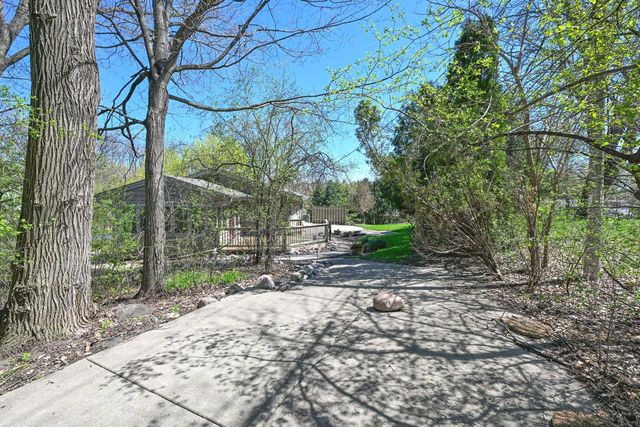 1565 Green Valley BOULEVARD, Brookfield, WI 53045