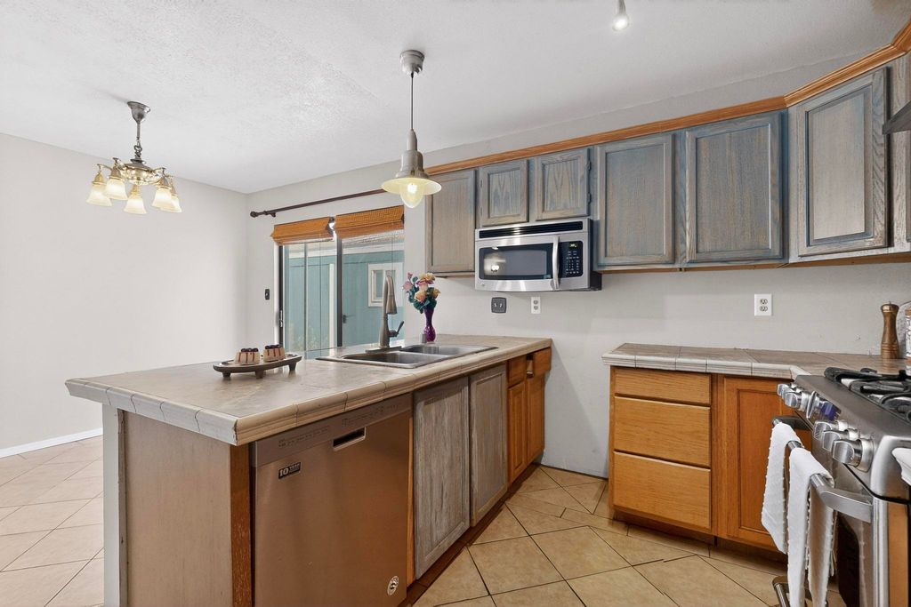 Image 2 of property listing at 4892 Turquoise Drive NE, Rio Rancho, NM 87124