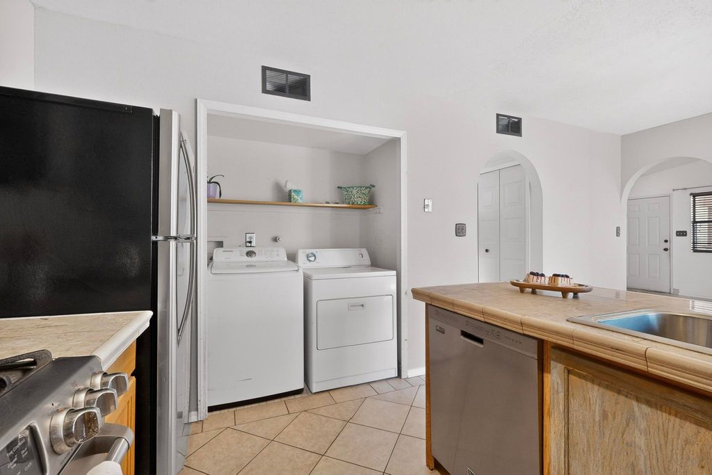 Image 6 of property listing at 4892 Turquoise Drive NE, Rio Rancho, NM 87124