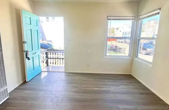 723-725 Sunset Ct, San Diego, CA 92109