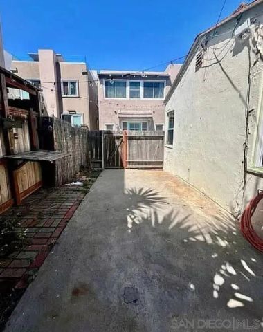 723-725 Sunset Ct, San Diego, CA 92109