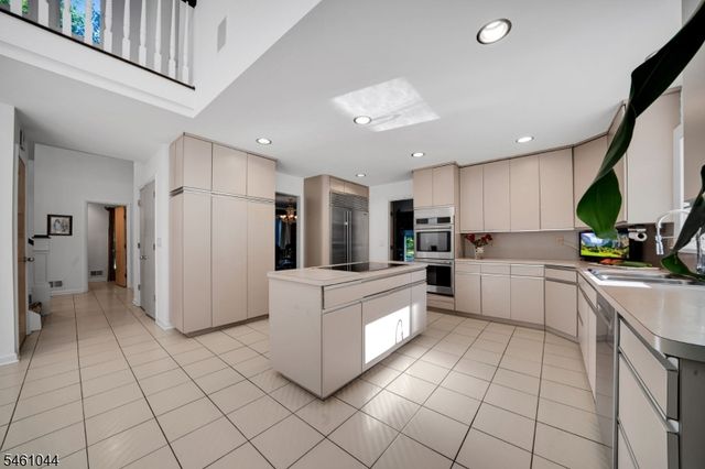 22 Cambridge Dr, Warren Twp., NJ 07059