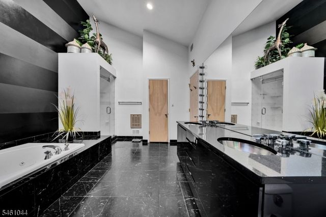 22 Cambridge Dr, Warren Twp., NJ 07059