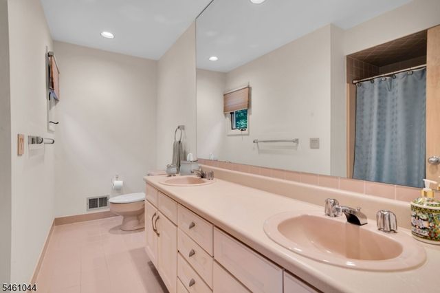 22 Cambridge Dr, Warren Twp., NJ 07059