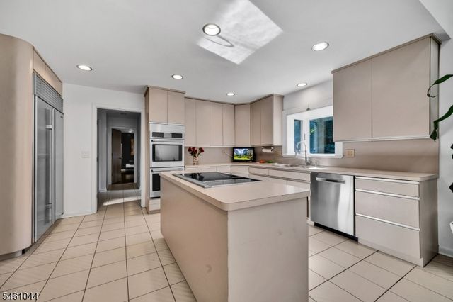 22 Cambridge Dr, Warren Twp., NJ 07059
