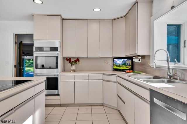 22 Cambridge Dr, Warren Twp., NJ 07059