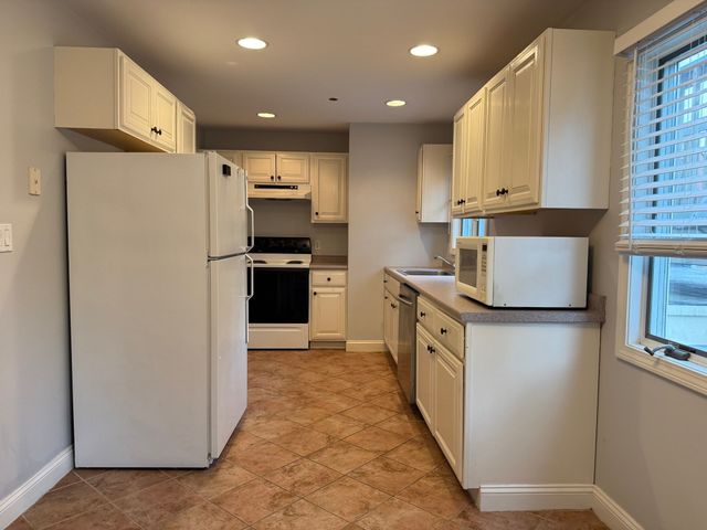 138 High St. A, Newburyport, MA 01950