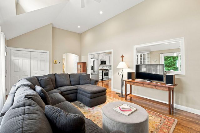40 Settlers Lane, Hyannis, MA 02601