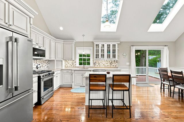 40 Settlers Lane, Hyannis, MA 02601