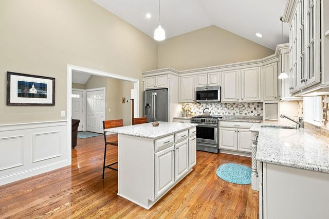 40 Settlers Lane, Hyannis, MA 02601