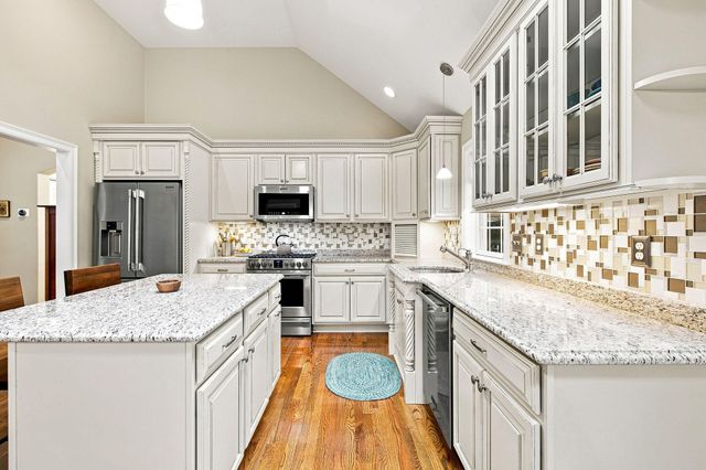40 Settlers Lane, Hyannis, MA 02601
