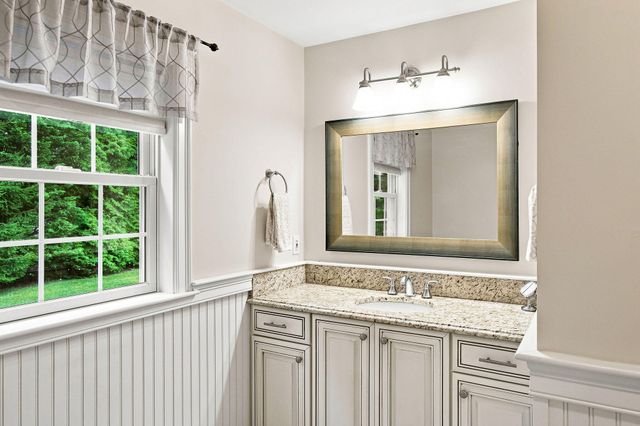 40 Settlers Lane, Hyannis, MA 02601