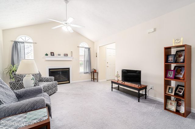 5204 Sand Wood Ln, Louisville, KY 40272