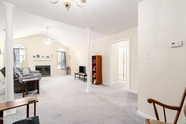 5204 Sand Wood Ln, Louisville, KY 40272