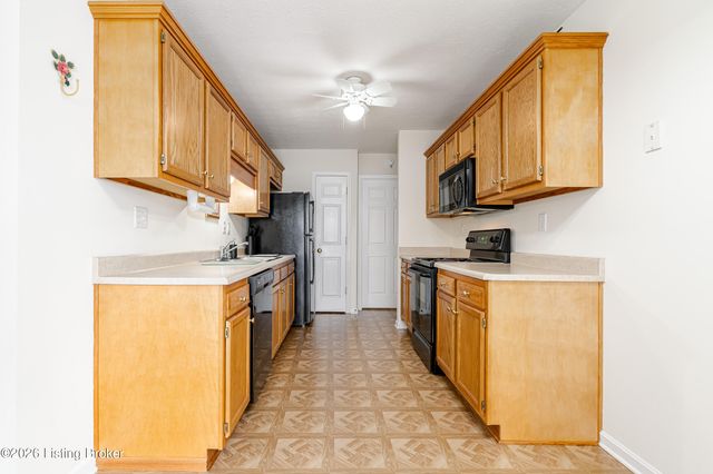 5204 Sand Wood Ln, Louisville, KY 40272