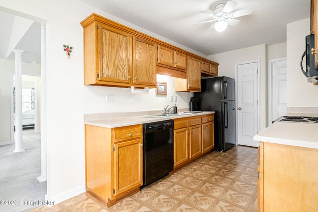 5204 Sand Wood Ln, Louisville, KY 40272