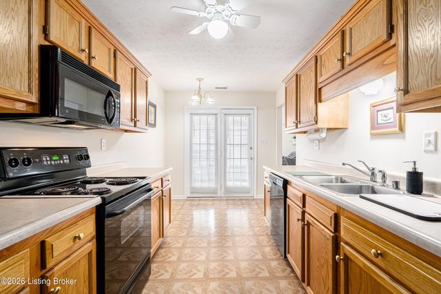 5204 Sand Wood Ln, Louisville, KY 40272